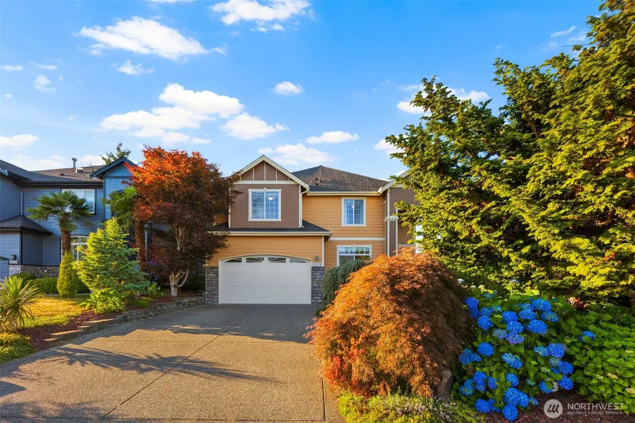 Kent, WA 98030 | 4 beds | 3.5 baths | $825,000